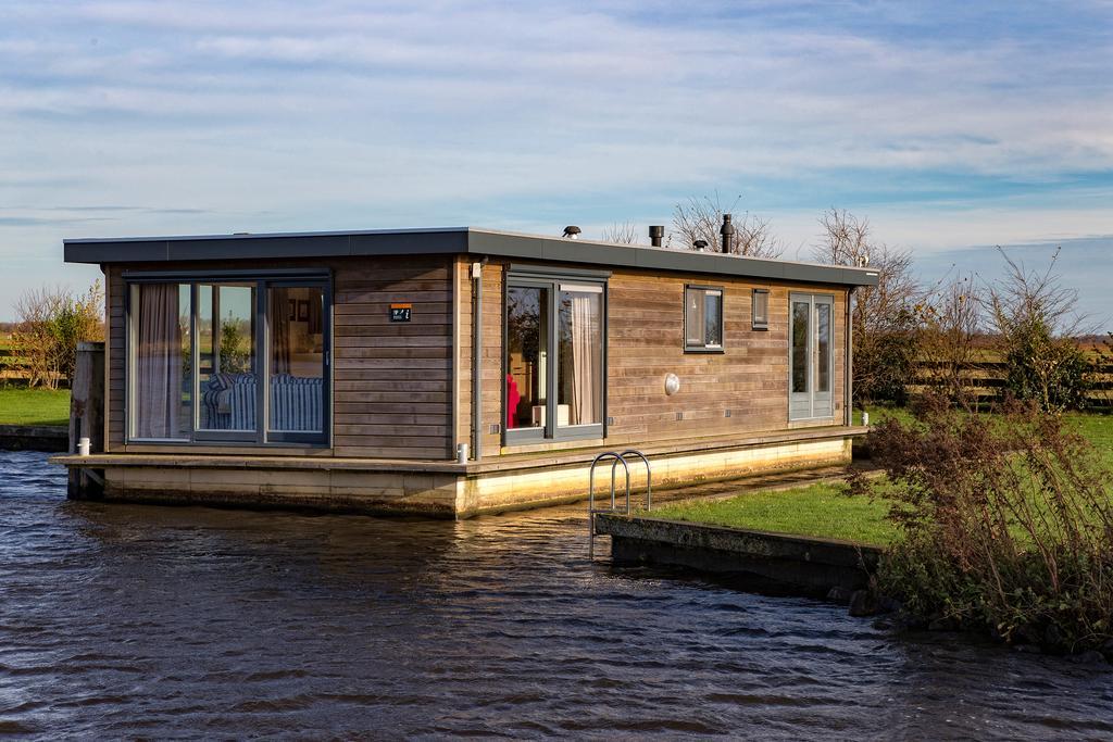 Woonboot Sweltsje Vakantiehuis